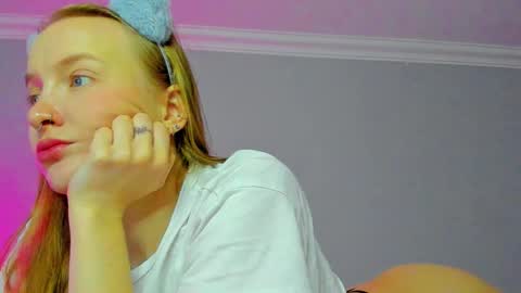 Mila online show from October 28, 2025, 7:34 am