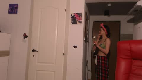 simyhvn online show from March 31, 2026, 4:13 am