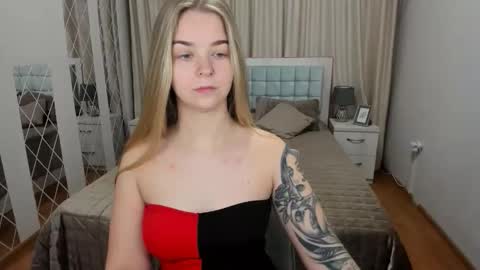 SirenaBloom online show from November 17, 2025, 5:35 am