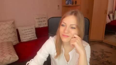 Snapshot of sirenasilk chatting on February 3, 2026, 9:03 am sirenasilk online show from February 3, 2026, 9:03 am