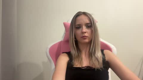 Snapshot of sisi_bunny chatting on June 10, 2026, 5:45 pm Sisi Bunny online show from June 10, 2026, 5:45 pm