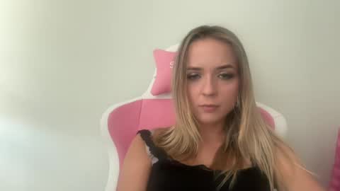 Snapshot of sisi_bunny chatting on July 6, 2026, 10:34 am Sisi Bunny online show from July 6, 2026, 10:34 am