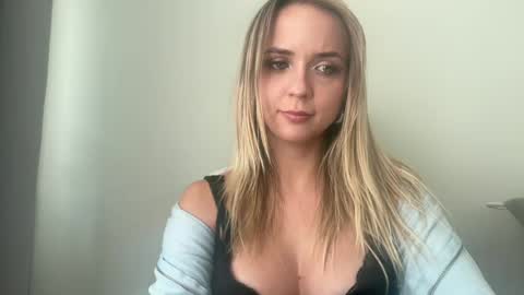 Snapshot of sisi_bunny chatting on July 13, 2026, 4:10 pm Sisi Bunny online show from July 13, 2026, 4:10 pm