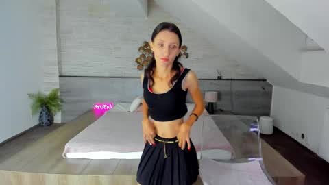 Julia online show from September 19, 2025, 4:36 am