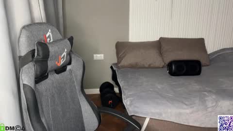 sky_hunter online show from October 25, 2025, 3:40 pm