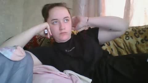 skyressie333 online show from April 3, 2026, 4:54 am