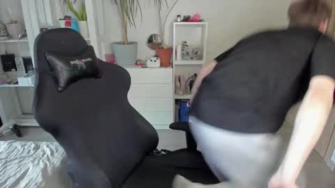 Snapshot of slippery_baby chatting on March 4, 2025, 12:55 pm Mila online show from March 4, 2025, 12:55 pm