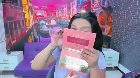 Mariana Torres online show from November 10, 2025, 1:43 pm