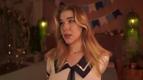 Mia online show from September 28, 2025, 5:13 am