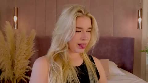 Snapshot of smiley_mia_ chatting on June 7, 2026, 5:44 am Mia online show from June 7, 2026, 5:44 am