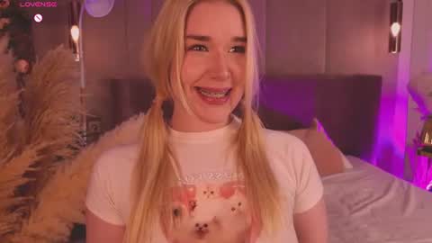 Snapshot of smiley_mia_ chatting on June 25, 2026, 6:12 pm Mia online show from June 25, 2026, 6:12 pm