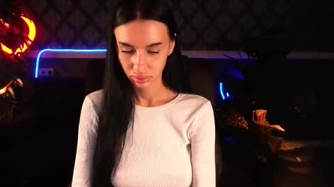 snow_whiteeex online show from September 12, 2025, 5:51 am