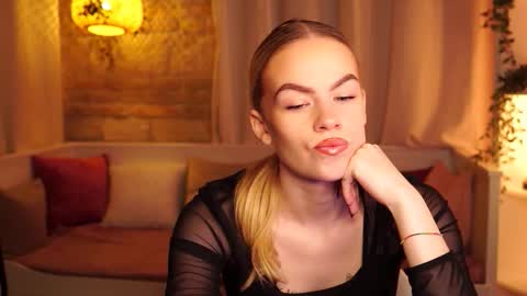 Snapshot of snowbarbieee chatting on September 26, 2025, 9:02 am Hanna online show from September 26, 2025, 9:02 am