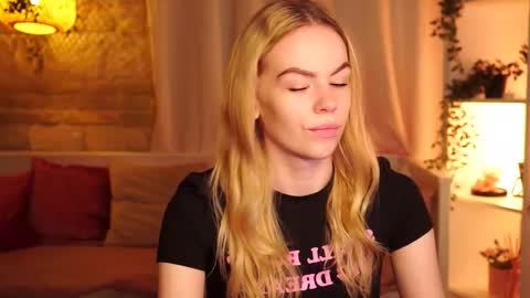 Snapshot of snowbarbieee chatting on October 3, 2025, 8:44 am Hanna online show from October 3, 2025, 8:44 am