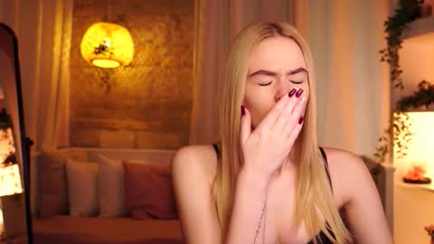 Snapshot of snowbarbieee chatting on October 20, 2025, 8:37 am Hanna online show from October 20, 2025, 8:37 am