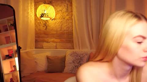 Snapshot of snowbarbieee chatting on November 7, 2025, 9:42 am Hanna online show from November 7, 2025, 9:42 am