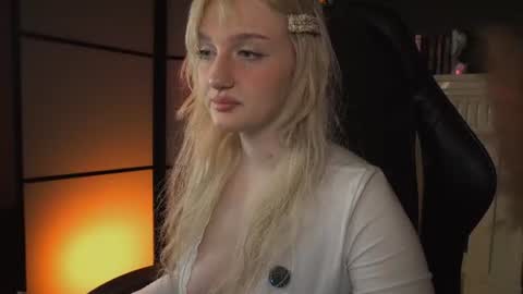 Snapshot of snowflakeskitty chatting on June 19, 2026, 5:45 am Ellie online show from June 19, 2026, 5:45 am