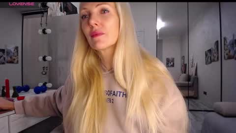 Monna online show from November 3, 2025, 2:40 pm