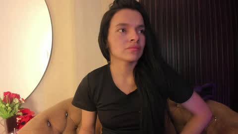 Snapshot of sofi_lassa_ chatting on April 8, 2026, 1:05 am SOFIA online show from April 8, 2026, 1:05 am