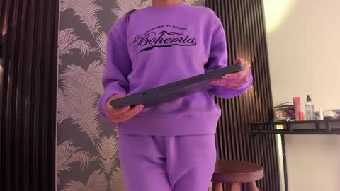 Snapshot of sofi_lassa_ chatting on April 22, 2026, 1:45 pm SOFIA online show from April 22, 2026, 1:45 pm