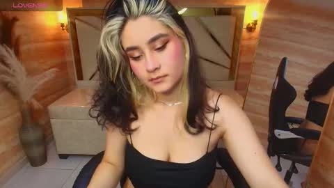 Snapshot of sofi_r_ chatting on November 24, 2025, 8:19 pm sofi_r_ online show from November 24, 2025, 8:19 pm