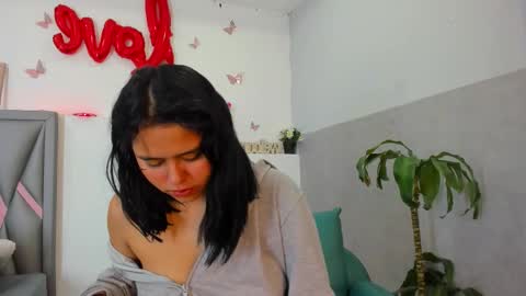 Sofa online show from March 2, 2026, 1:07 pm