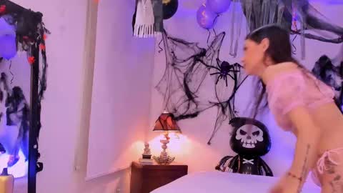 Snapshot of sofiarouge_ chatting on October 9, 2025, 8:40 pm Sofia Help me reach 5K followers online show from October 9, 2025, 8:40 pm