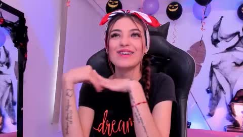 Snapshot of sofiarouge_ chatting on October 20, 2025, 8:09 pm Sofia Help me reach 5K followers online show from October 20, 2025, 8:09 pm