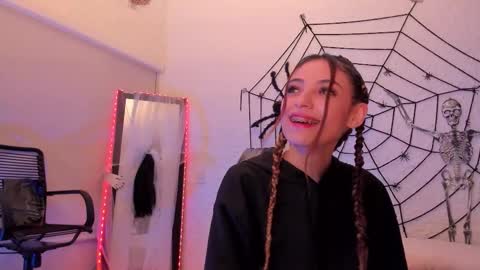 Snapshot of sofiarouge_ chatting on October 23, 2025, 8:13 am Sofia Help me reach 5K followers online show from October 23, 2025, 8:13 am