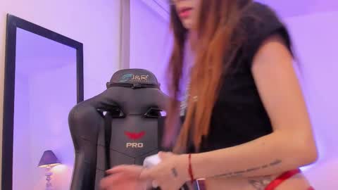 Snapshot of sofiarouge_ chatting on November 5, 2025, 8:09 pm Sofia Help me reach 5K followers online show from November 5, 2025, 8:09 pm