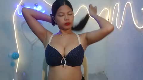 sofie_loorexx online show from April 10, 2026, 11:15 am
