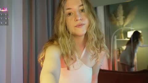 Snapshot of softdreamer_ chatting on November 5, 2025, 10:04 am softdreamer_ online show from November 5, 2025, 10:04 am