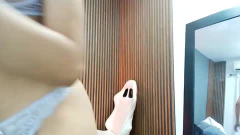 sofy west online show from September 18, 2025, 10:34 pm