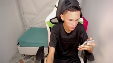 Snapshot of sombra_18 chatting on June 22, 2026, 12:35 am ESTEBAN online show from June 22, 2026, 12:35 am
