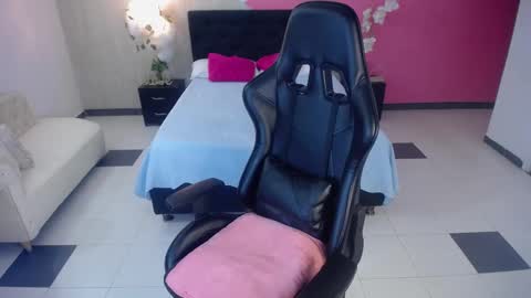 sophia_brunette21 online show from September 18, 2025, 11:45 am