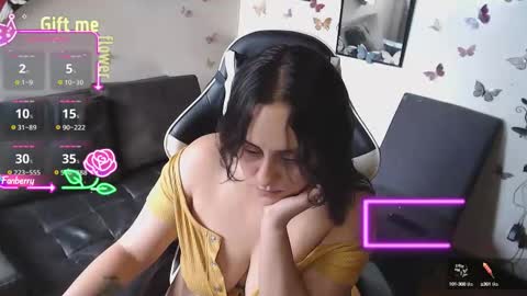 sophiaa_vega_ online show from October 14, 2025, 4:19 pm