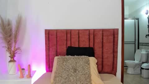 sophiacolliins online show from September 20, 2025, 12:06 pm