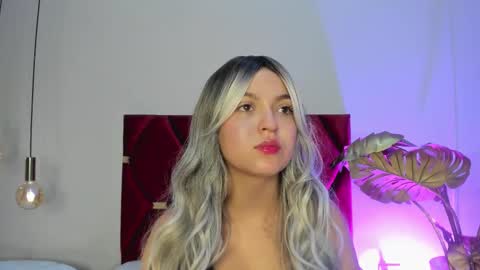 sophiacolliins online show from October 15, 2025, 11:43 am