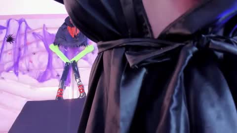 sophie_newton online show from October 28, 2025, 12:30 pm