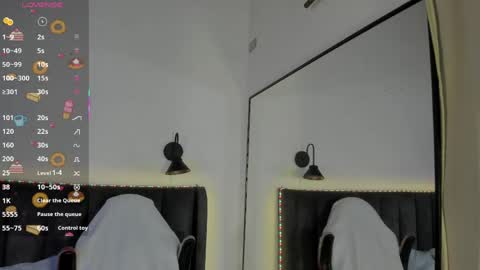 sophie_smith19 online show from April 18, 2026, 1:37 pm