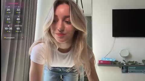 sophiebelll online show from October 25, 2025, 10:12 am