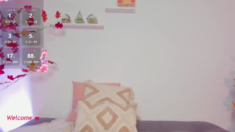 Snapshot of sophiehuntt chatting on December 8, 2024, 6:17 pm Sophie Hunt online show from December 8, 2024, 6:17 pm