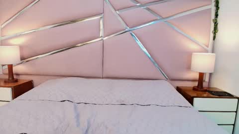 sophievelle online show from November 5, 2025, 1:33 pm