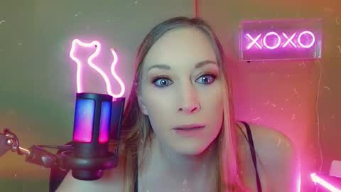 Snapshot of sophuckit chatting on November 15, 2025, 8:38 pm Soph online show from November 15, 2025, 8:38 pm