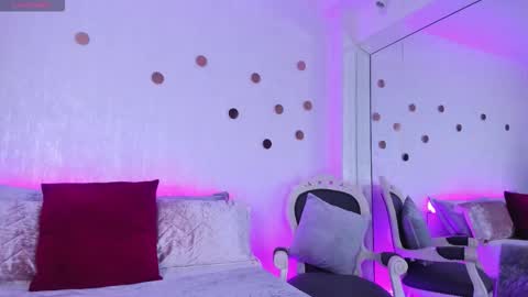 SophyJones online show from November 4, 2025, 8:30 pm