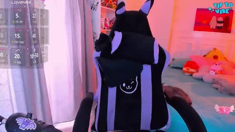 Lili online show from November 18, 2025, 9:19 pm