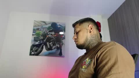 soy_apolo online show from November 14, 2025, 2:10 am