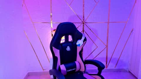 sheila smitt  online show from November 20, 2025, 2:28 pm