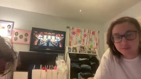 Snapshot of spacecase843 chatting on December 8, 2024, 11:19 pm TrndSettrz online show from December 8, 2024, 11:19 pm