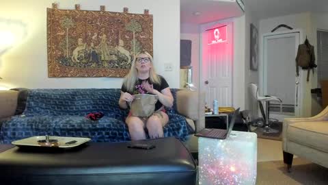 Snapshot of squirt_vip_room chatting on December 23, 2024, 1:40 am Roxy Day Mossimo Knight online show from December 23, 2024, 1:40 am
